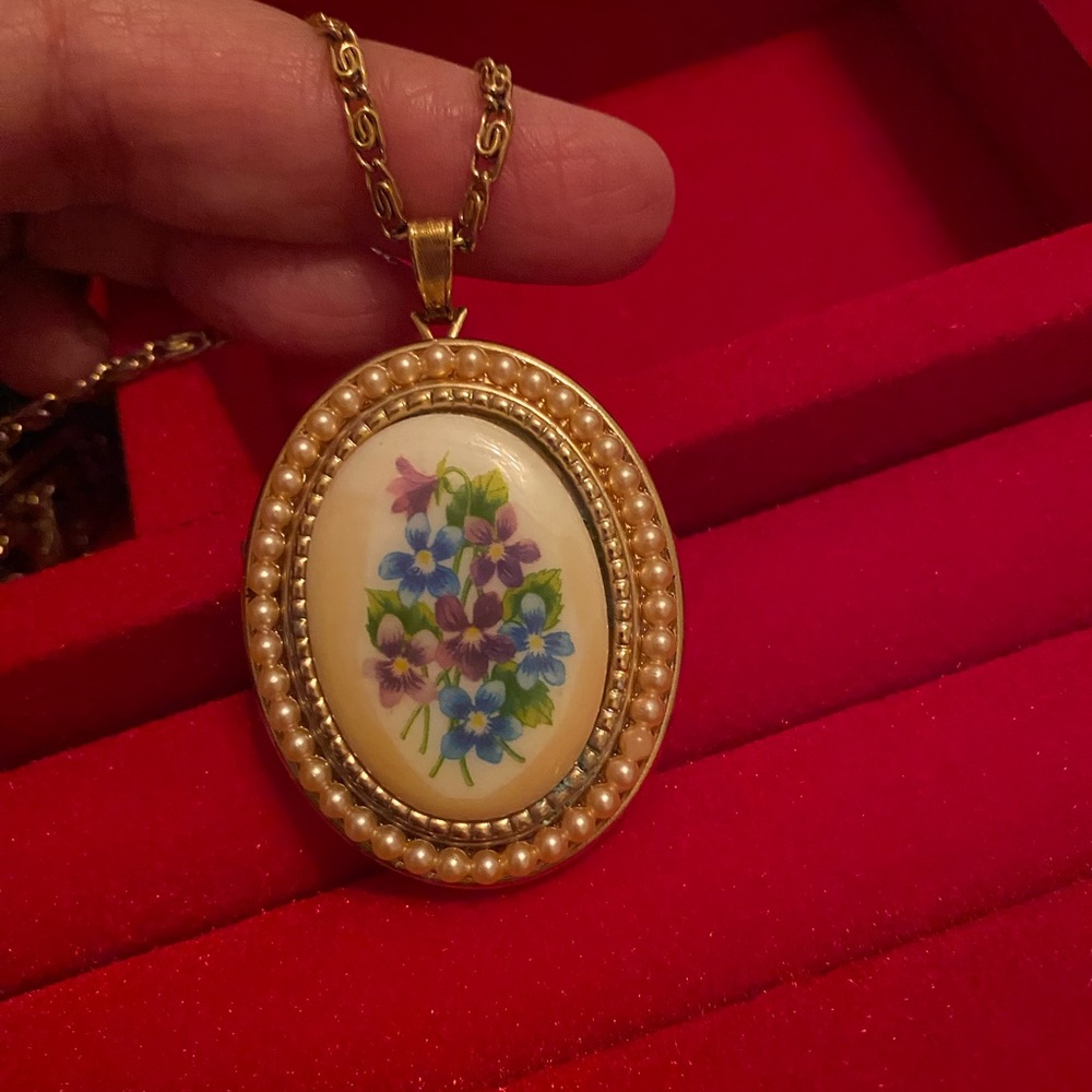 Elegant Gold and Cream Floral Pendant Necklace